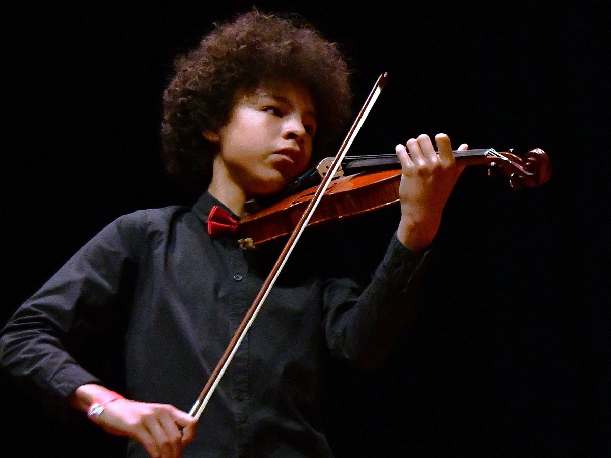 Nathan Langen beim Spielen der Violine