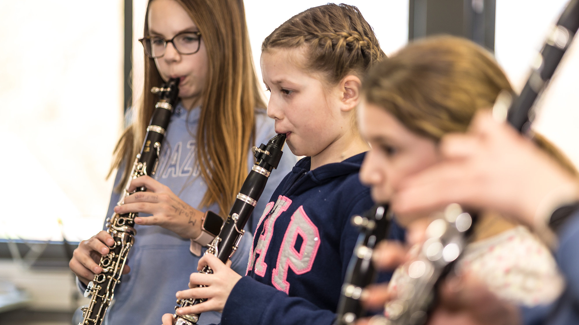Vier junge Teenagerinnen im Klarinettenunterricht