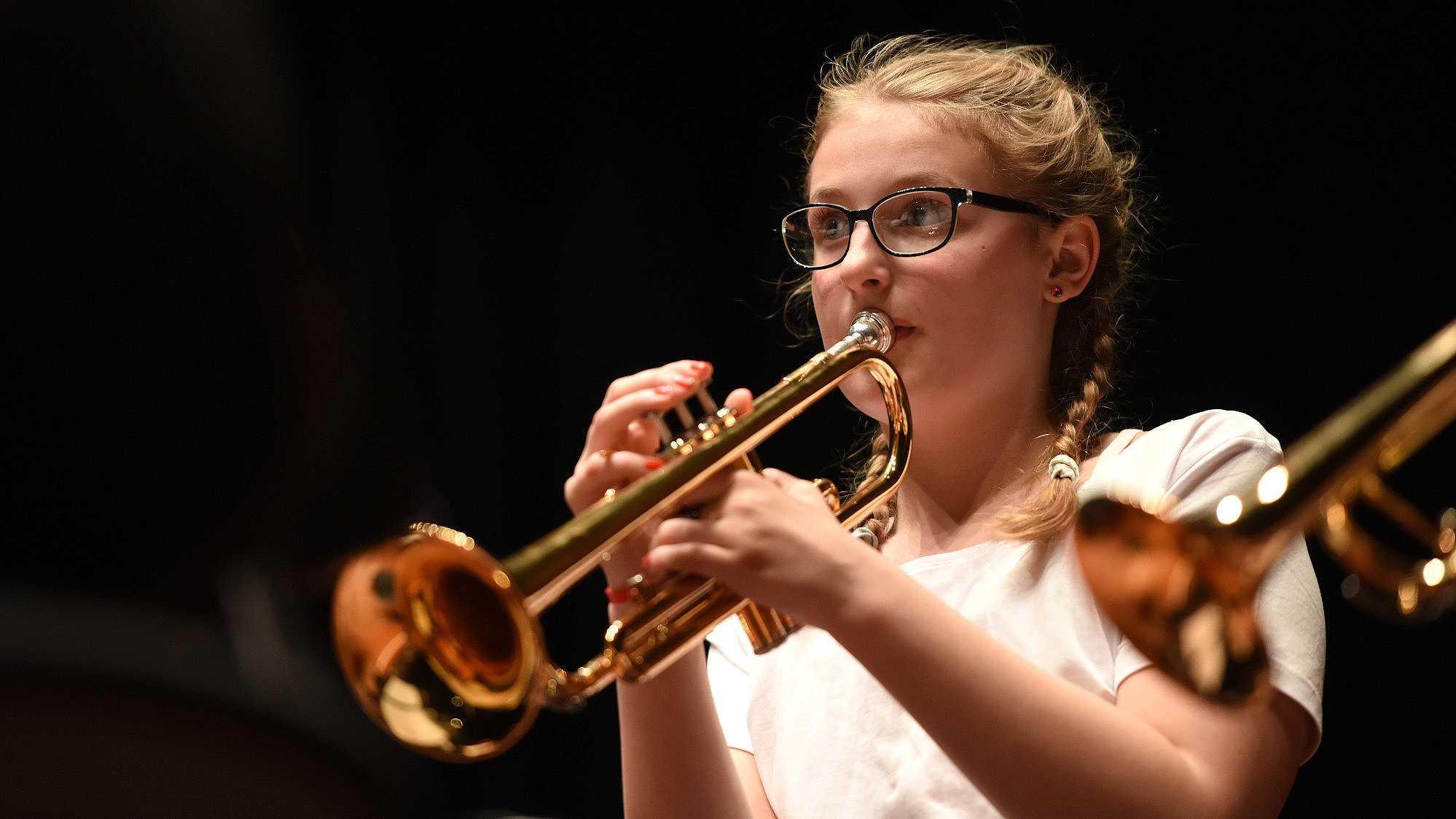 eine Schülerin der Musikschule spielt Trompete