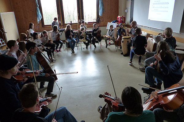 Eine Kursgruppe musiziert im Kreis